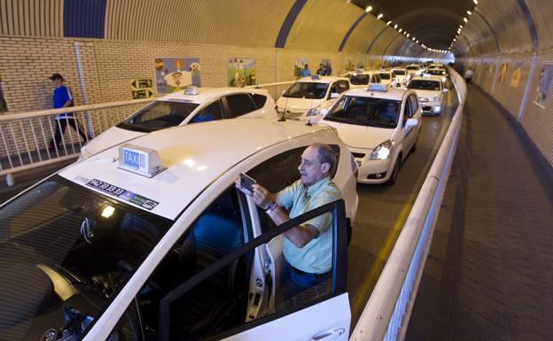 Las taxistas cántabros se suman a la huelga contra Uber y Cabify