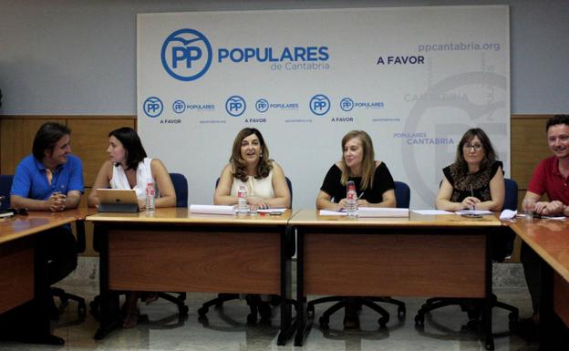 Buruaga dice que «el PP no va a dedicarse ni un minuto más a mirarse el ombligo»