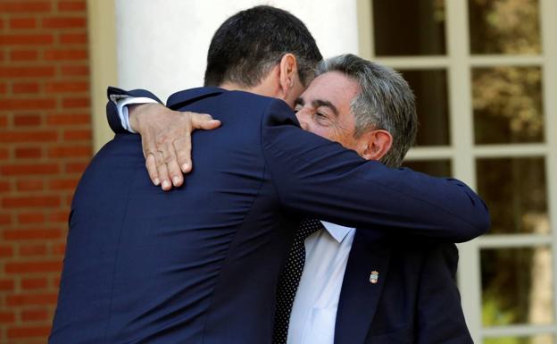 La odisea matutina de miembros del equipo de Revilla para llegar a la reunión con Pedro Sánchez