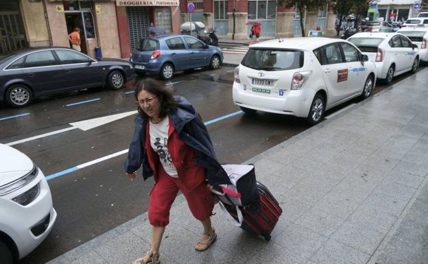 «Colaboración absoluta» entre los taxistas cántabros y la Policía Local en la inspección de los coches de alquiler con conductor