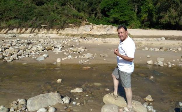El presidente de la Cofradía de Comillas denuncia el traslado de arena en Luaña