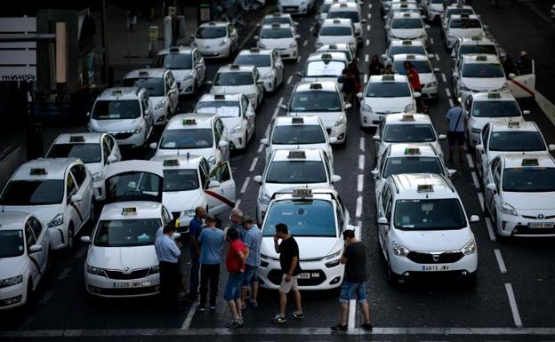 El taxi deja la huelga al aceptar Fomento ceder en septiembre la regulación de VTC