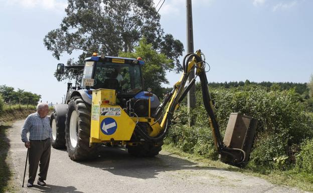 Las últimas lluvias obligan a reforzar el servicio de limpieza de caminos