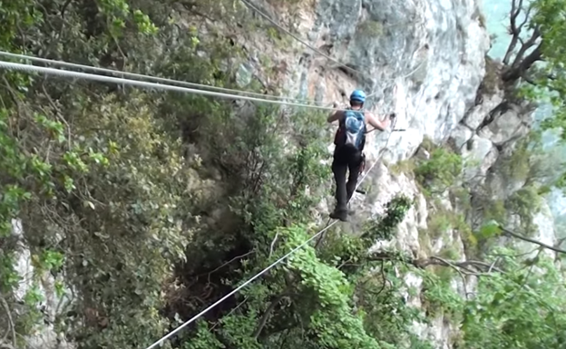 Un inglés es rescatado de la vía ferrata de La Hermida tras quedarse colgado sólo por el arnés