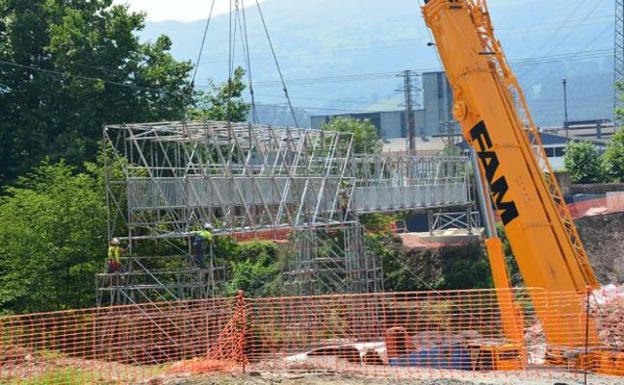 La pasarela sobre el río Besaya en Los Corrales entrará en servicio el lunes 6 de agosto