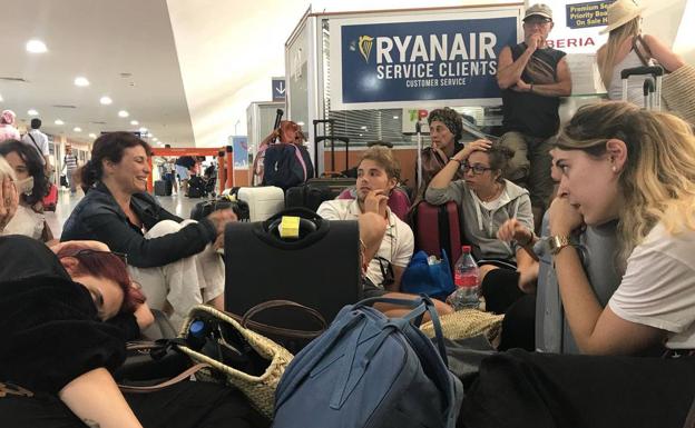 El vuelo de Ryanair procedente de Budapest cancela su aterrizaje en el Seve Ballesteros por la niebla