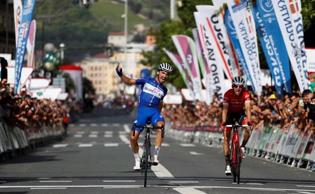 Alaphilippe vence en un accidentado final de la Clásica de San Sebastián