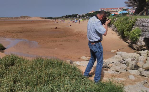 El Seprona recomienda acotar una zona de la playa de Mogro ante un posible vertido fecal