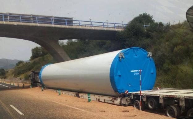 Un camión pierde los frenos en la A-67 a la altura de Molledo