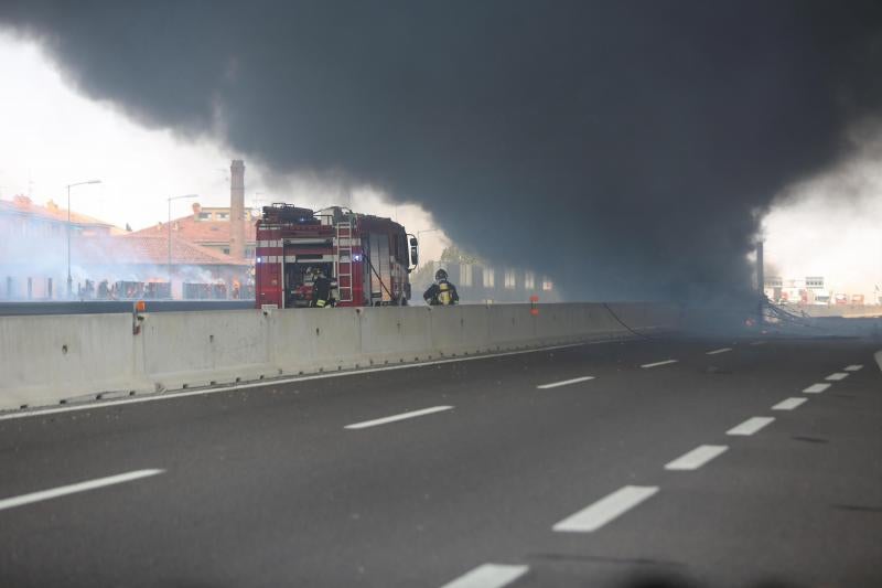 La explosión del camión cisterna en Bolonia (Italia), en imágenes