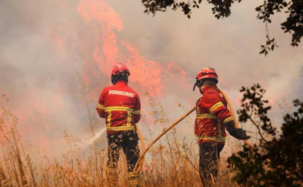 El incendio del Algarve luso avanza descontrolado por quinto día consecutivo