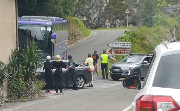 Un accidente leve colapsa el desfiladero de la Hermida