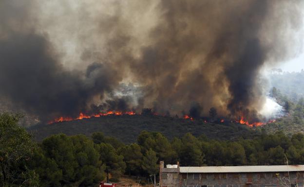 El incendio de Valencia arrasa Pinet y amenaza la sierra de Quatretonda