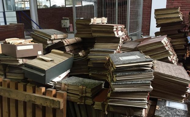 Miles de documentos históricos sobre la dictadura en Santander aparecen hacinados en una nave municipal