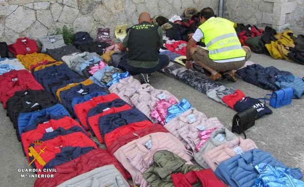 Investigados tres senegaleses y una española por vender ropa falsificada en los mercados de Laredo y Oriñón