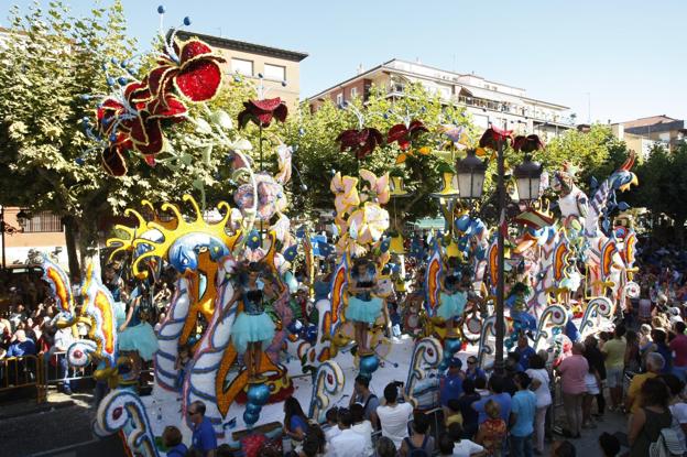 Una renovada Gala Floral con 12 carrozas