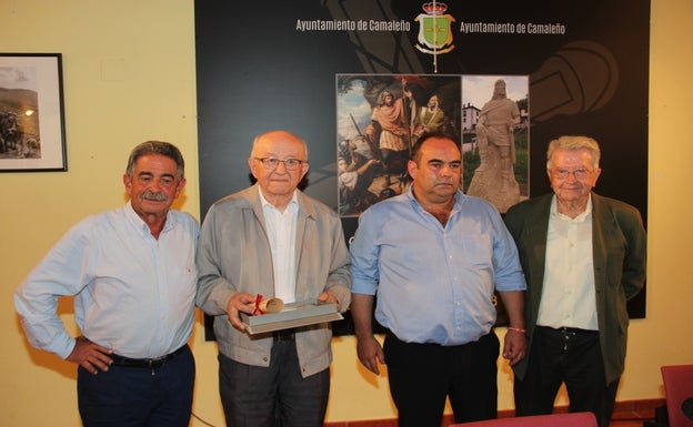 Eutimio Martino recibe la distinción de Cronista Oficial de Camaleño