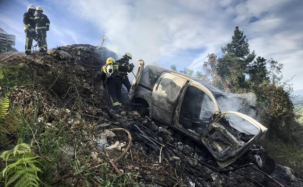 Una furgoneta se calcina en una ladera de Peña Cabarga