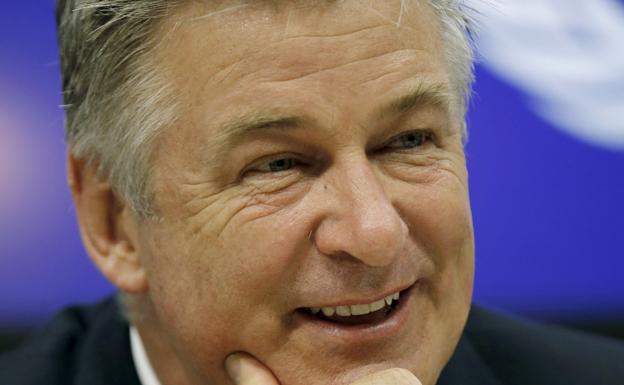 Un estafador usa un DNI con la foto de Alec Baldwin para abrir cuentas bancarias y pedir créditos rápidos