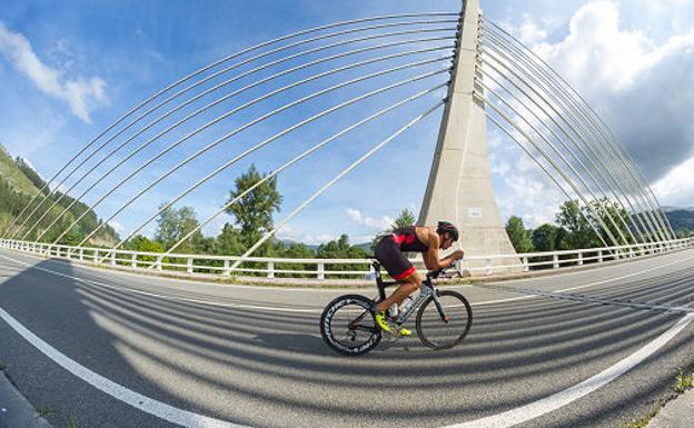 Más de 300 triatletas se darán cita este sábado en el Triatlón de larga distancia Valle de Buelna