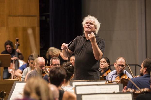 «El director debe recordar al público que es una parte más del concierto»