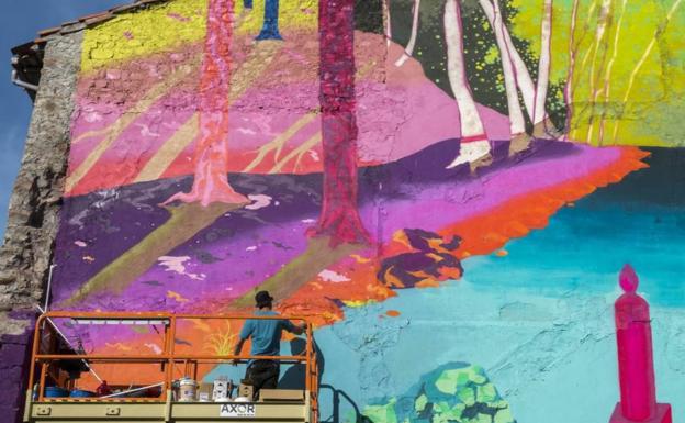 Los artistas vuelven a pintar grandes murales en los edificios de Reinosa