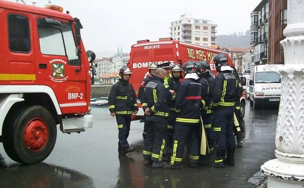 «En Castro sólo somos dos bomberos de guardia y rezamos para que no pase nada»