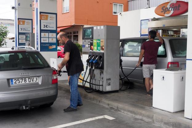 El precio de la gasolina se estabiliza en verano, pero ya supera cifras de 2015