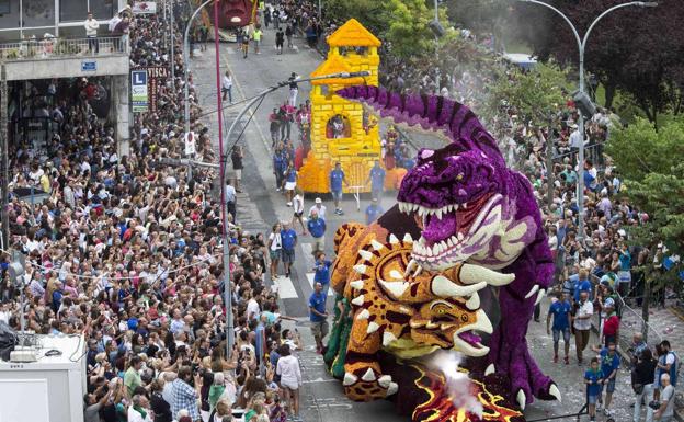 Laredo se prepara para celebrar la Batalla de Flores una semana antes de lo habitual