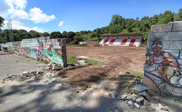 Comienzan las obras para dotar de hierba artificial al campo de Rubárcena