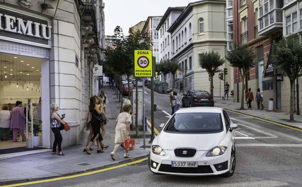 Arrancan los cambios de dirección y los nuevos semáforos que acompañarán las obras de la calle Cervantes