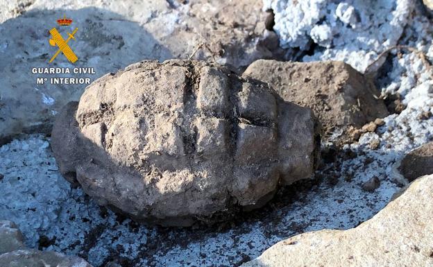 Destruida una granada de mano de la Guerra Civil en Valdeolea