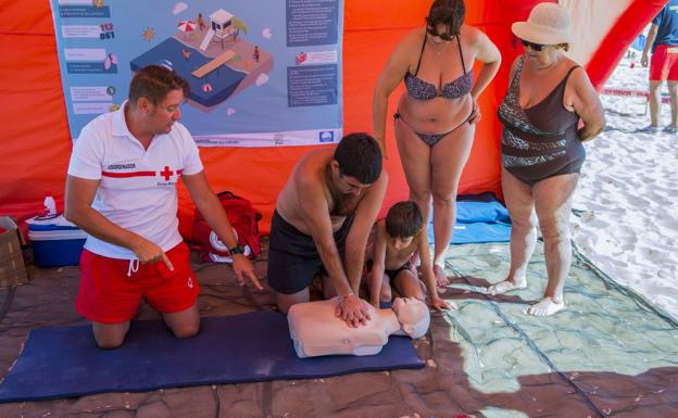 El Ris y Ostende acogen talleres de prevención y auxilio en el mar