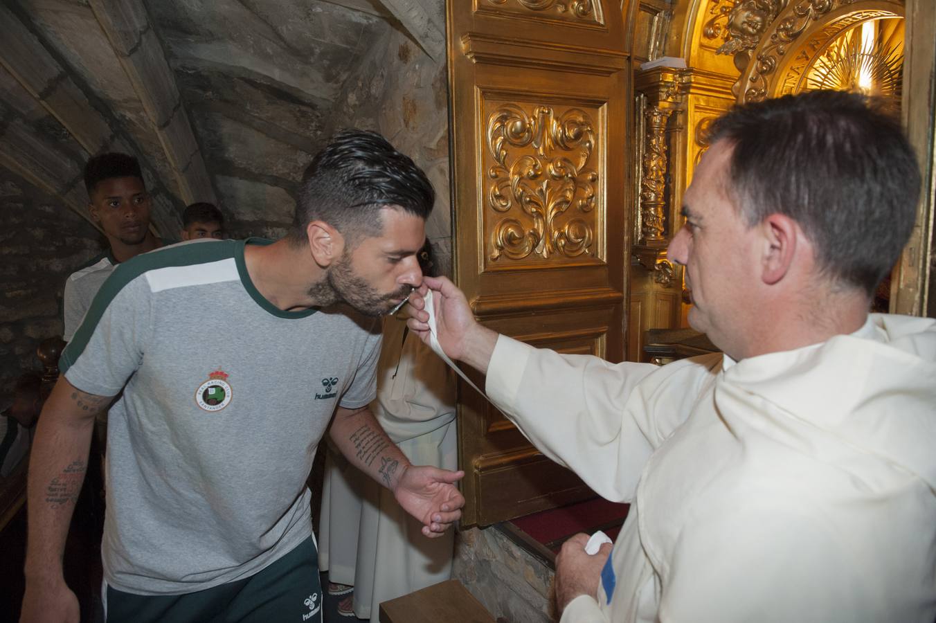 El Racing cumple con la tradicional ofrenda floral a La Bien Aparecida