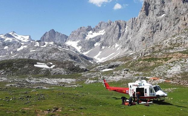 El helicóptero del Gobierno rescata a un ciclista accidentado en una pista de Picos de Europa