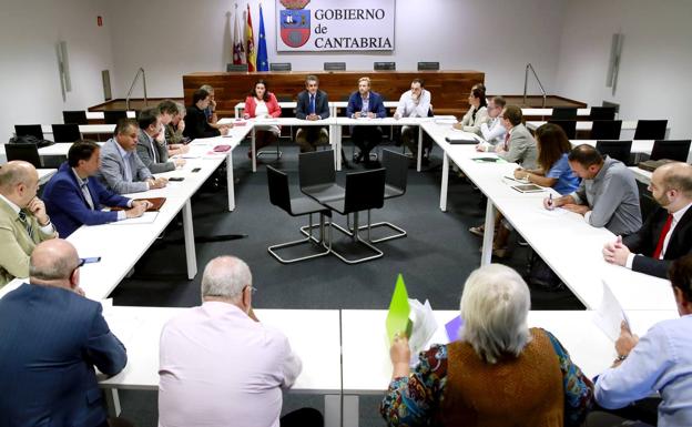 Las Mesas de Movilidad denuncian la «escalada de retrasos y cancelaciones» de las cercanías de Cantabria