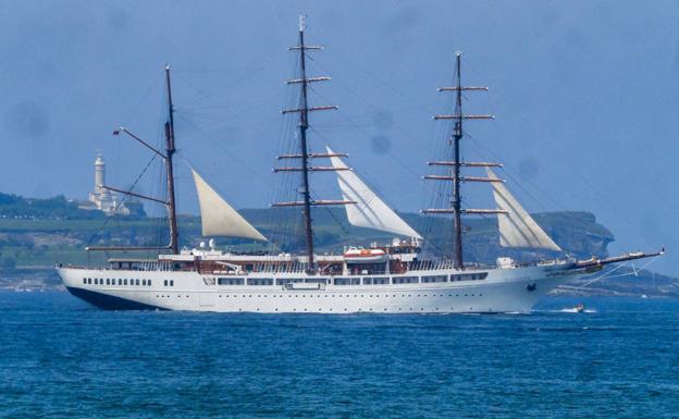 El crucero de lujo Sea Cloud II atraca en Santander