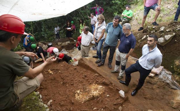 Descubiertos en La Garma nuevos objetos de piedra y restos de una especie extinguida de elefante