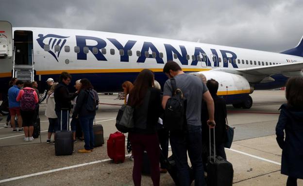 Ryanair cobrará por llevar maletas en la cabina a partir del 1 de noviembre