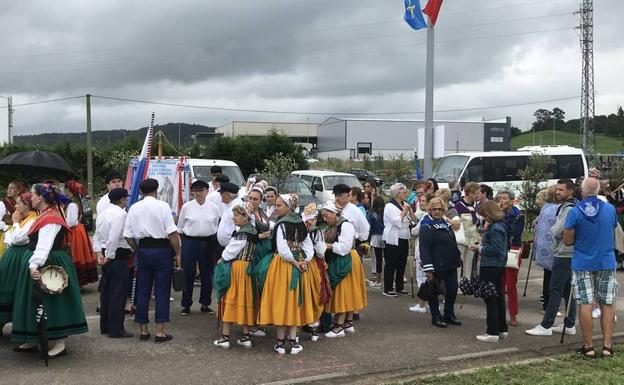 Los X Encuentros Astur-Cántabros reúnen a más de 2.000 personas en Orejo