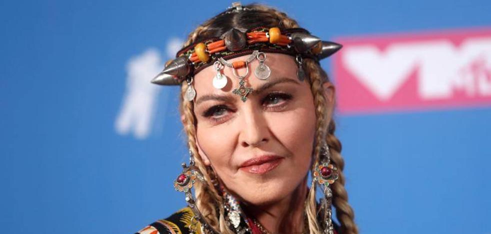 ¿Qué llevaba Madonna en la cabeza?