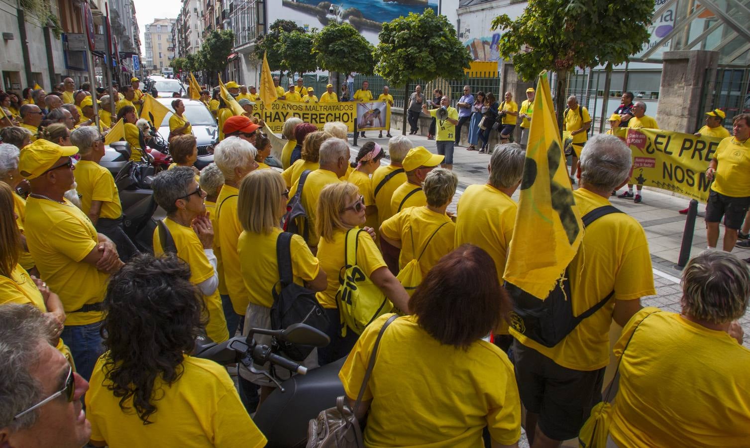 Los afectados por los derribos piden la dimisión de Revilla en la puerta del Gobierno