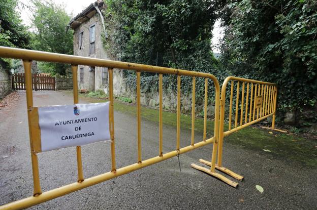 Un vecino de Cabuérniga dice que el alcalde ha cerrado el paso a su casa por «política»