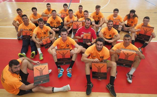 Los naranjas apuestan por la pasión por el balonmano en Torrelavega