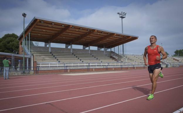 Las gradas de las pistas de atletismo del complejo 'Ruth Beitia' estrenan cubierta