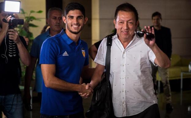 Guedes aterriza en Valencia acompañado de Peter Lim