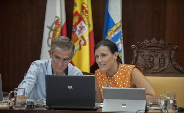 González 'libra' a la alcaldesa de Santander de la reprobación por el «fracaso» del MetroTUS