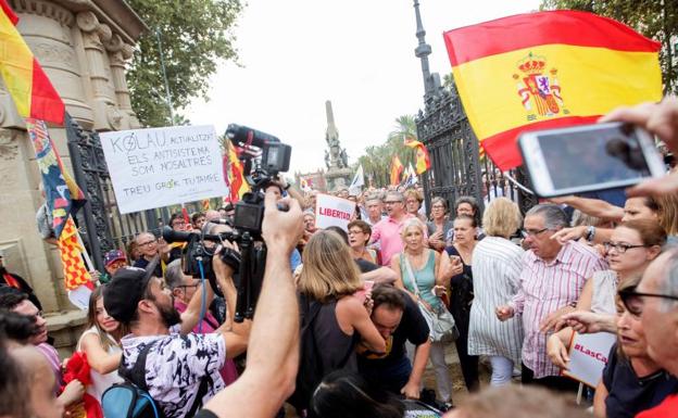 Agreden a un cámara durante la concentración en Barcelona en apoyo a la mujer agredida por quitar lazos