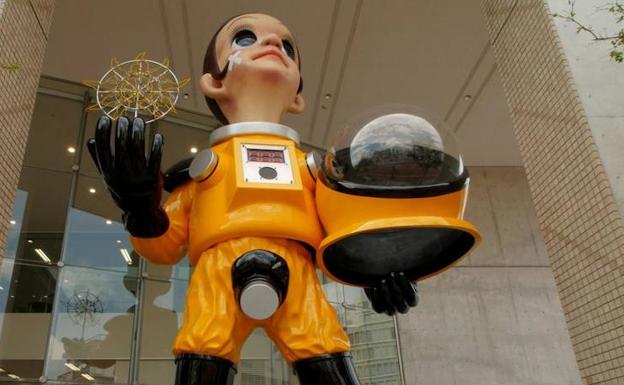 Fukushima retira la polémica estatua de un niño con traje antirradioactivo