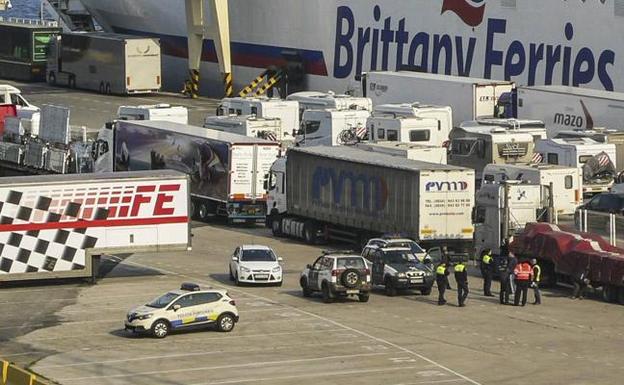 UGT pide reforzar a la policía portuaria para «atajar» la entrada de polizones